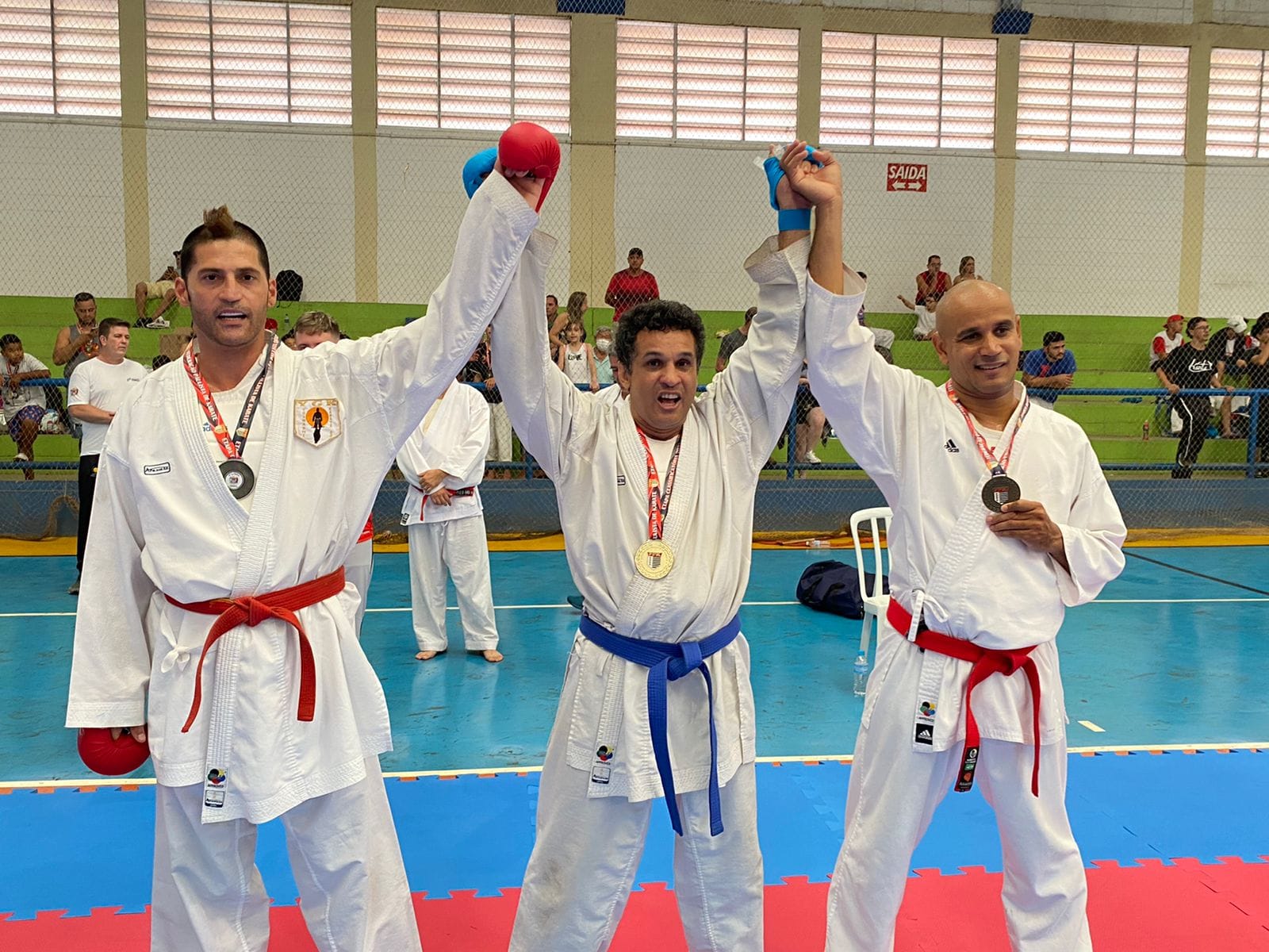 Professor Chico, do karatê de Boa Esperança do Sul, com medalha após disputar o Campeonato Paulista