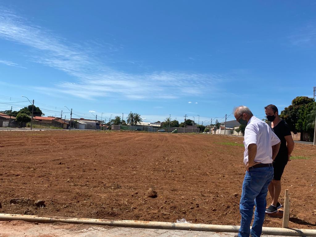 Manoel e o pai, Vitorinho, em visita a área de construção da Praça da Bíblia e da Praça de Alimentação