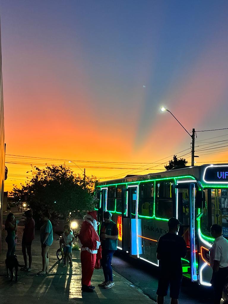 Ano de 2022, os ônibus iluminados percorreram as vias da cidade  