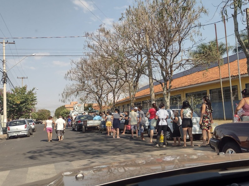 Moradores formam fila extensa para pegar água de caminhão-pipa no Maria Luiza 