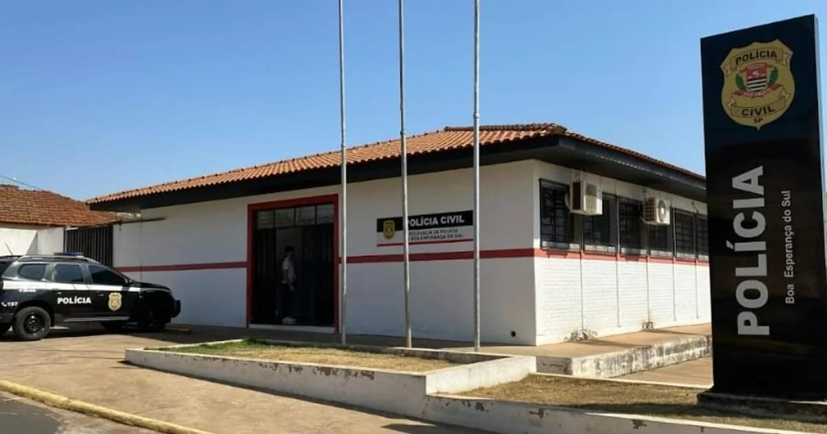 Fachada da Delegacia de Polícia Civil de Boa Esperança do Sul, com viaturas estacionadas em frente