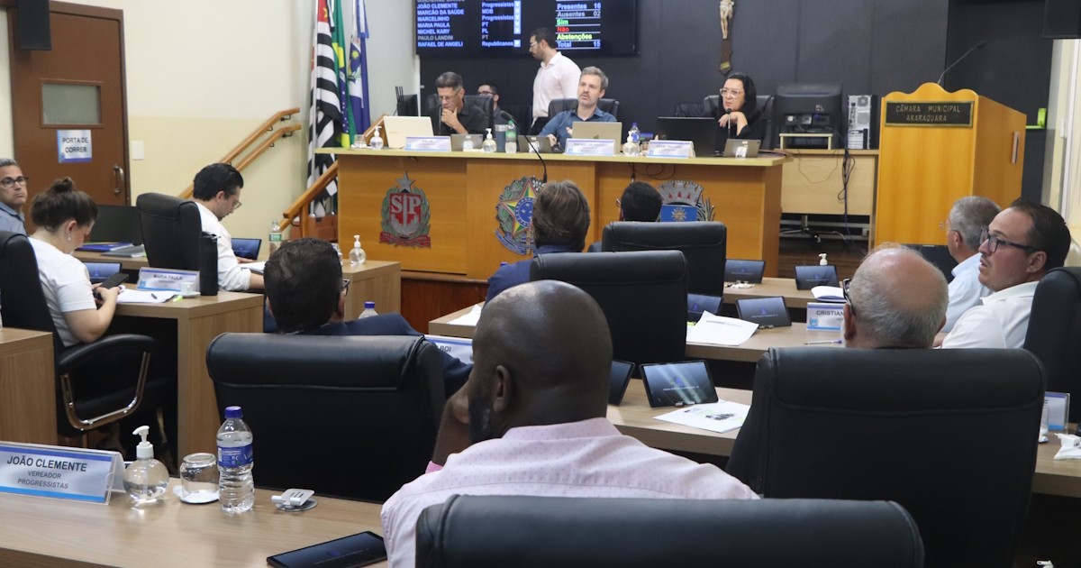 Plenário da Câmara Municipal de Araraquara durante sessão, com vereadores sentados nas bancadas e a mesa diretora ao fundo