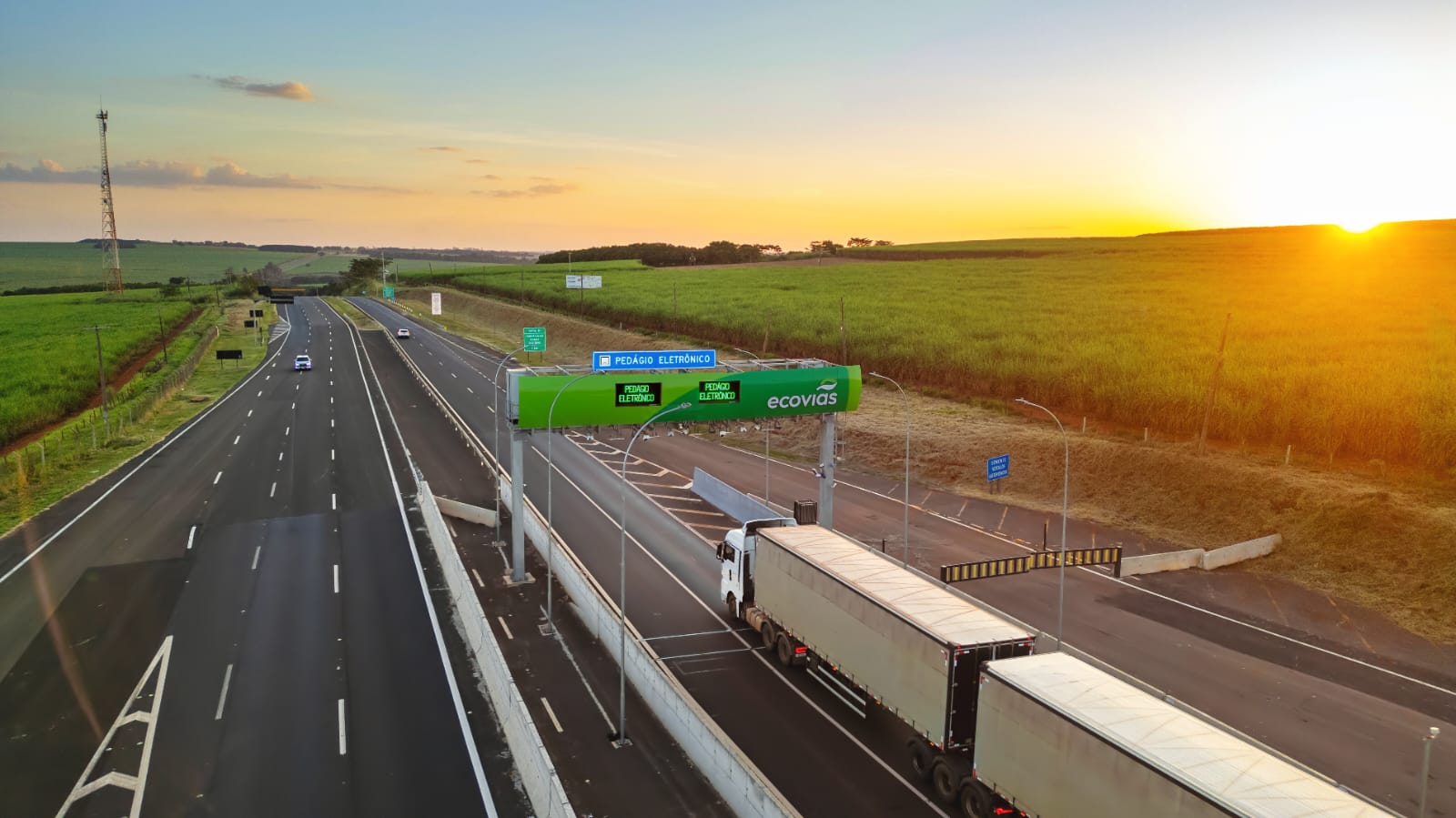 Pórtico do sistema Siga Fácil em rodovia, sem cabines físicas de pedágio, com fluxo livre de veículos.