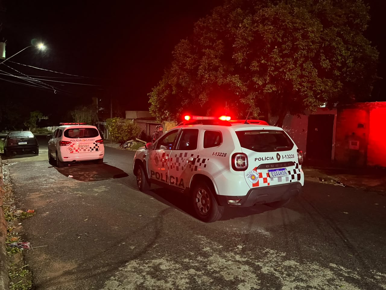 Casal é baleado após cobrar dívida de homem em borracharia no Selmi Dei