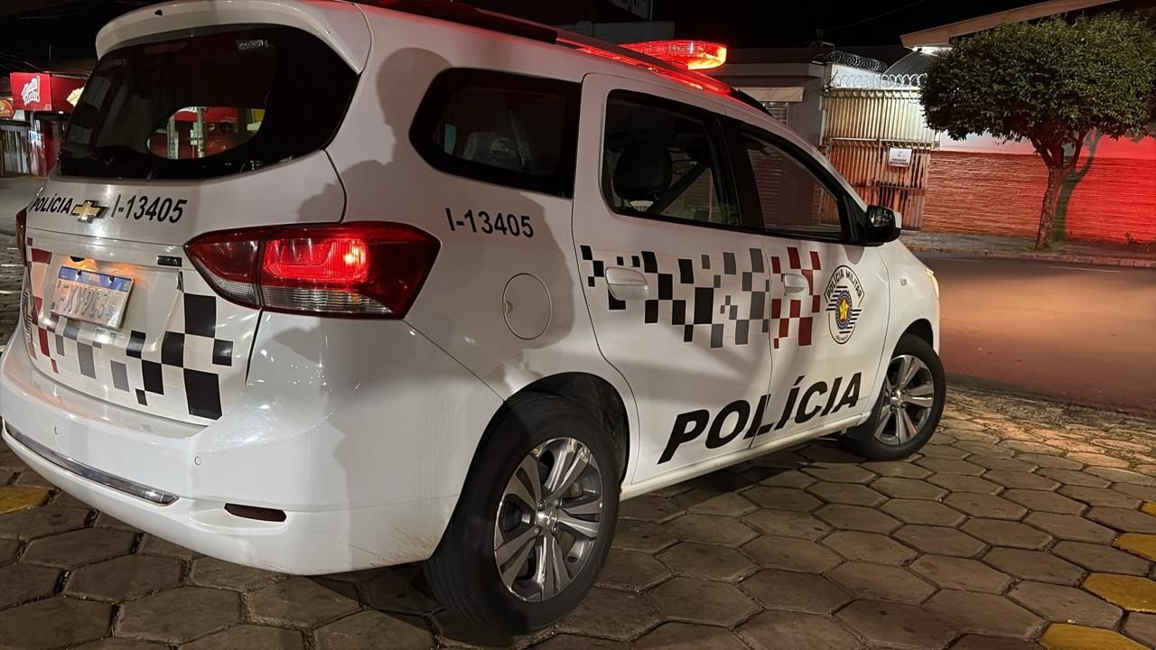 Viatura policial estacionada próxima a local de festa após confusão com esfaqueamento em Matão.