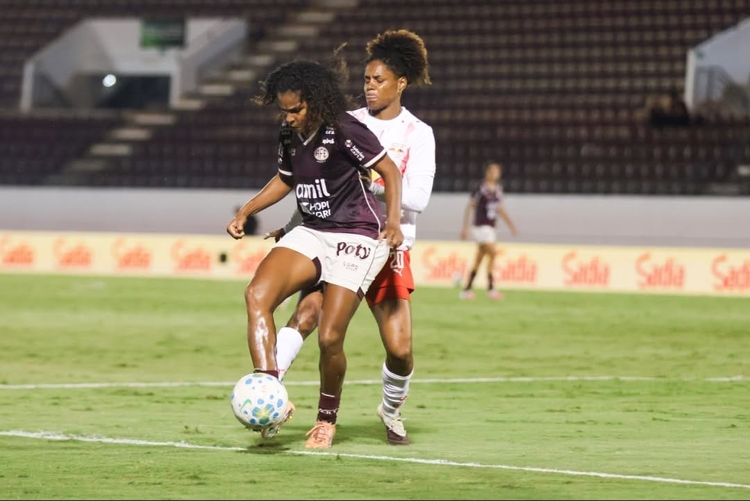 Jogadoras disputam bola durante Ferroviária 0 x 2 Bragantino, pela Copa do Brasil Feminina, em Araraquara