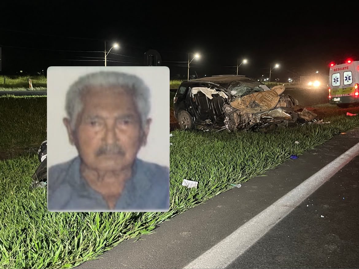 Caminhonete preta com lateral e capô destruídos, presa ao lado de caminhão na pista da SP-310.