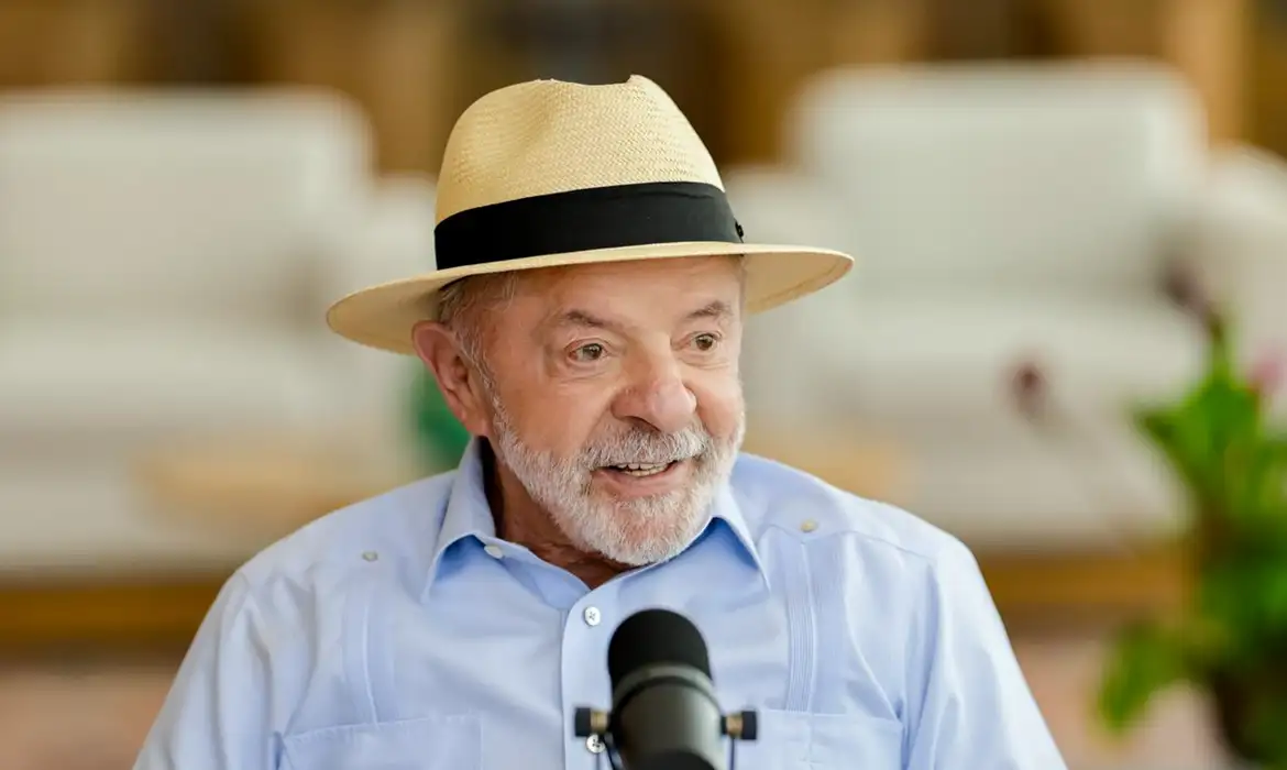 Lula discursa ao microfone em cerimônia no Planalto, ladeado por autoridades durante o anúncio do Prospera MEI.