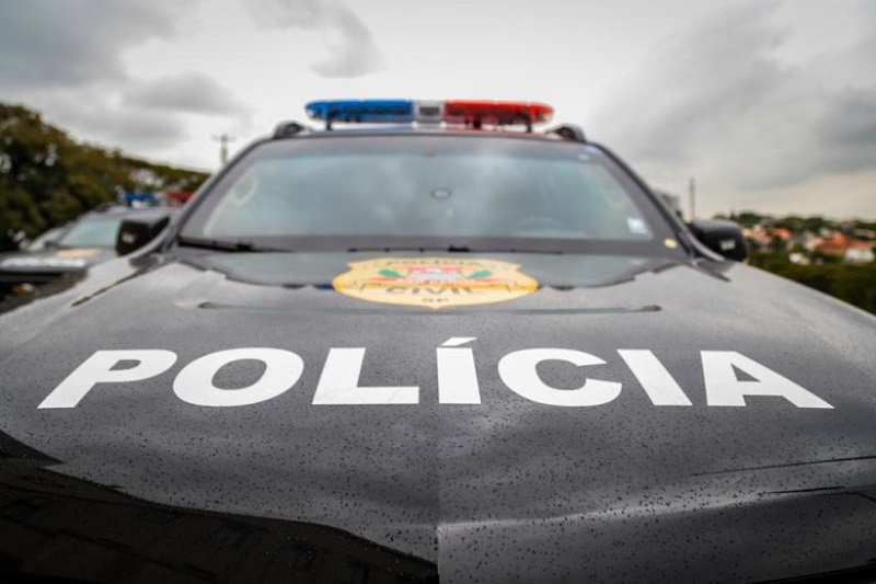 Capô de viatura com a palavra Polícia