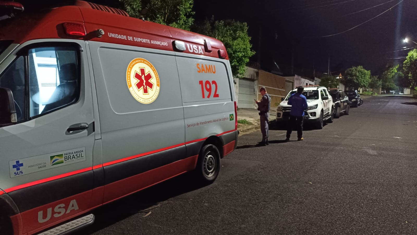 NOVAS SAMU — ambulância de suporte avançado do SAMU e viaturas da PM e da Polícia Civil em ocorrência à noite