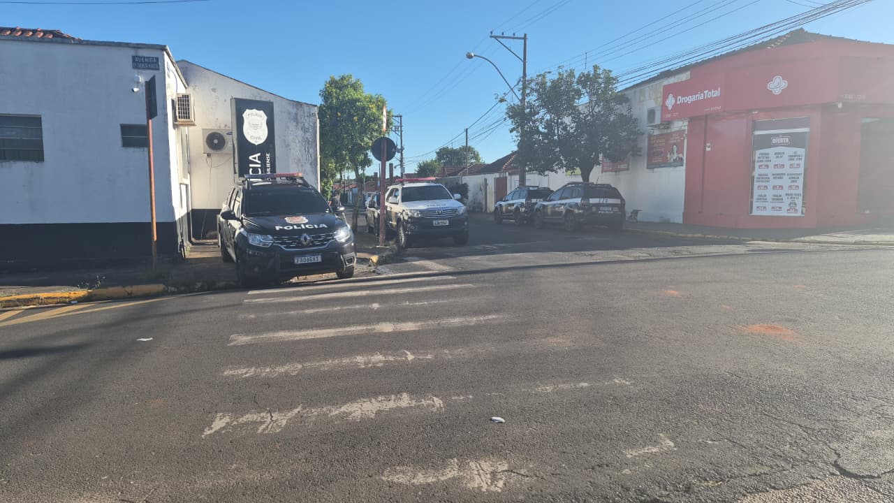 Viaturas e agentes da Polícia Civil em frente a delegacia