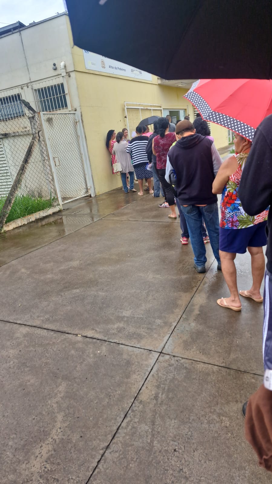 Moradores enfrentam fila e chuva por senha em posto de Araraquara