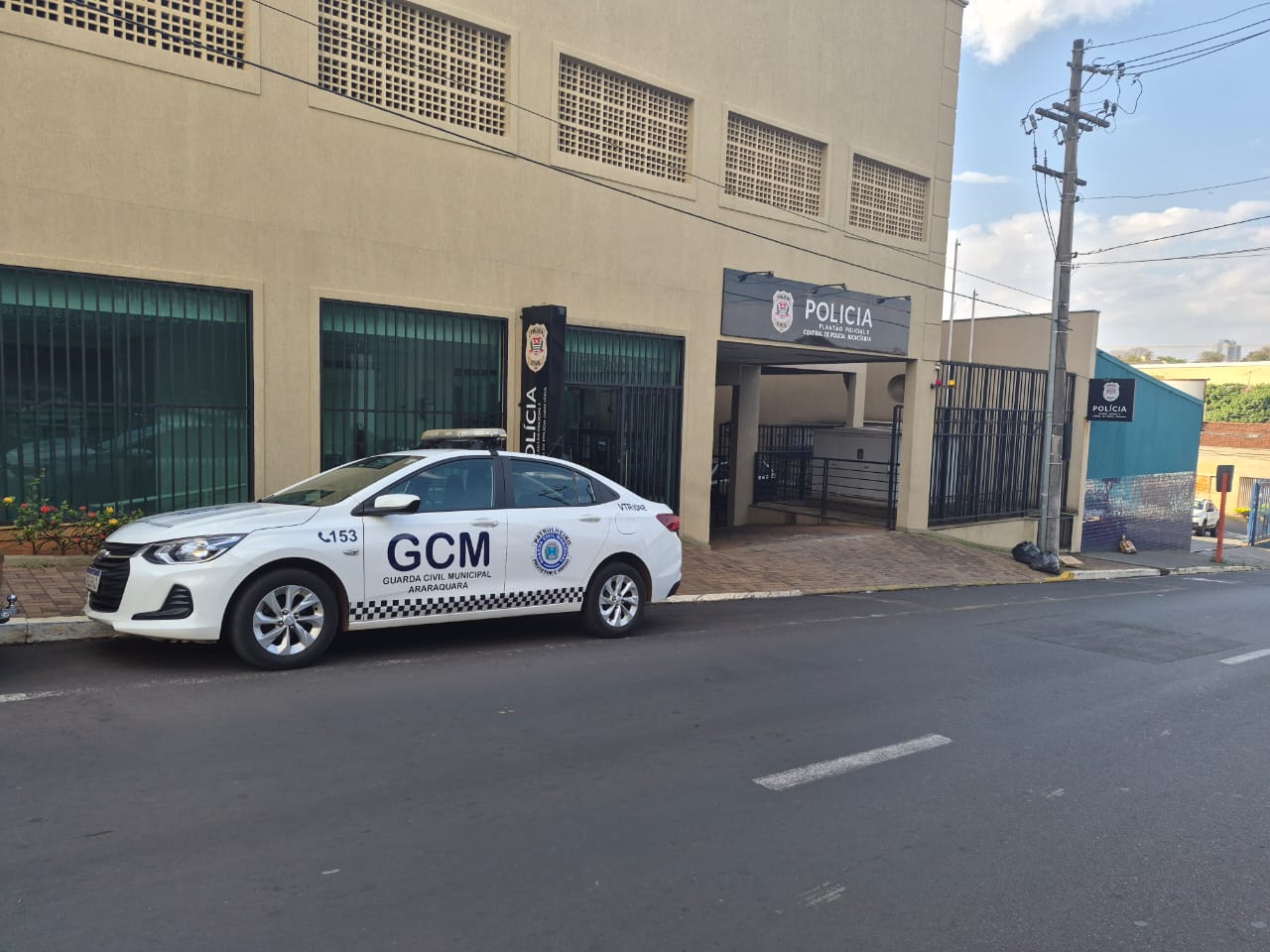 GCM prende mulher com mandado em aberto em Araraquara