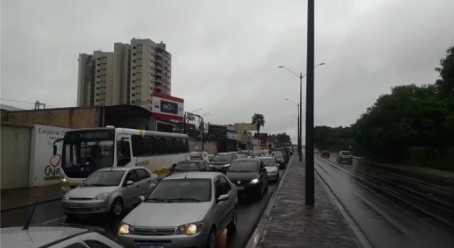 Motoristas enfrentam congestionamento nesta segunda-feira (31) em Araraquara