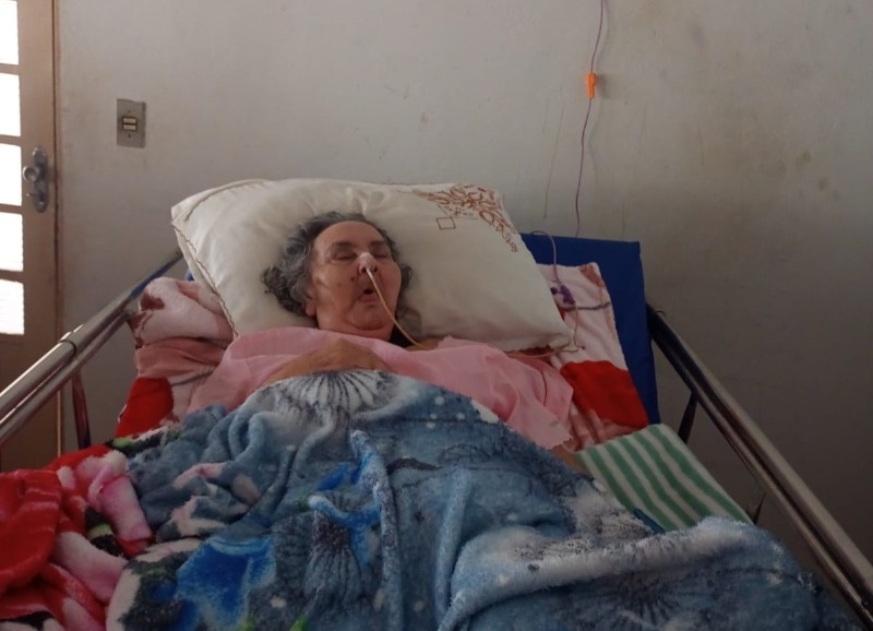 Filha pede ajuda após mãe sofrer quatro AVCs e ficar acamada