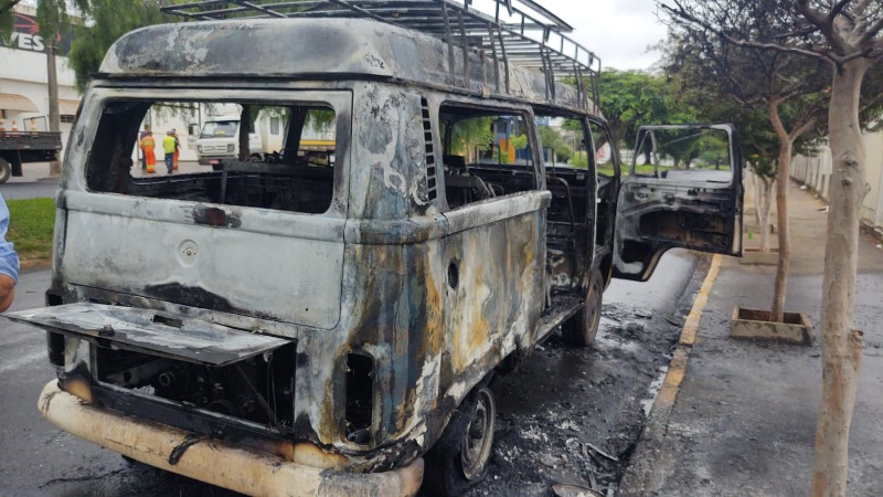 Kombi fica destruída após pegar fogo em Araraquara