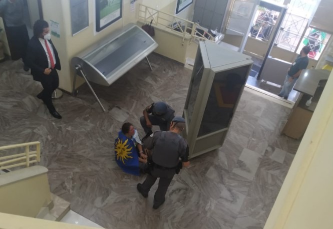 Manifestante se revolta e quebra vidro na Câmara após aprovação do passaporte da vacina