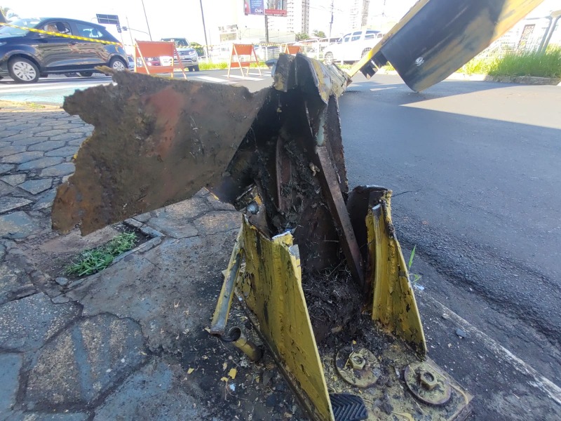 Susto: Placa de sinalização cai e causa lentidão na Via Expressa