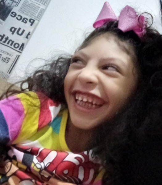 Ajude a Irene: Família realiza campanha para conseguir nova cadeira de rodas para garotinha