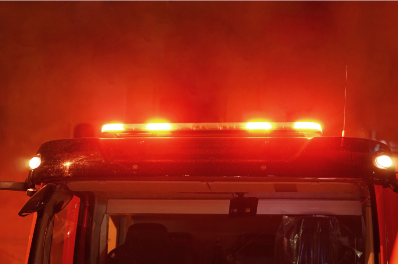 Corpo de Bombeiros controla incêndio em veículos no depósito de materiais de construção