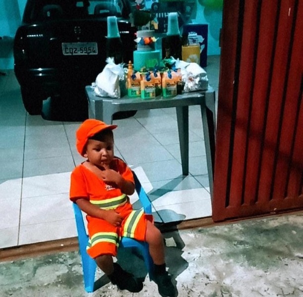 Garotinho de 3 anos comemora festa de aniversário homenageando coletores de lixo