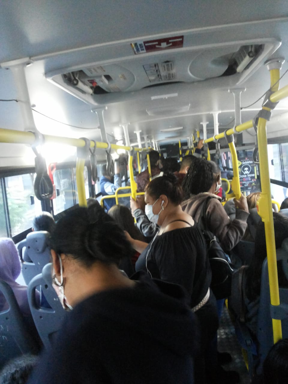 Moradores reclamam de lotação em ônibus e pedem ampliação das linhas
