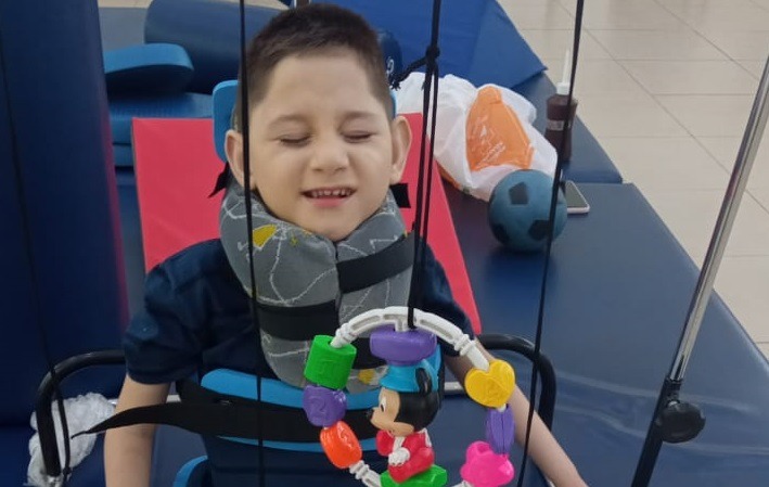 Ajuda: Mãe realiza campanha para adquirir cadeira adaptada para o filho