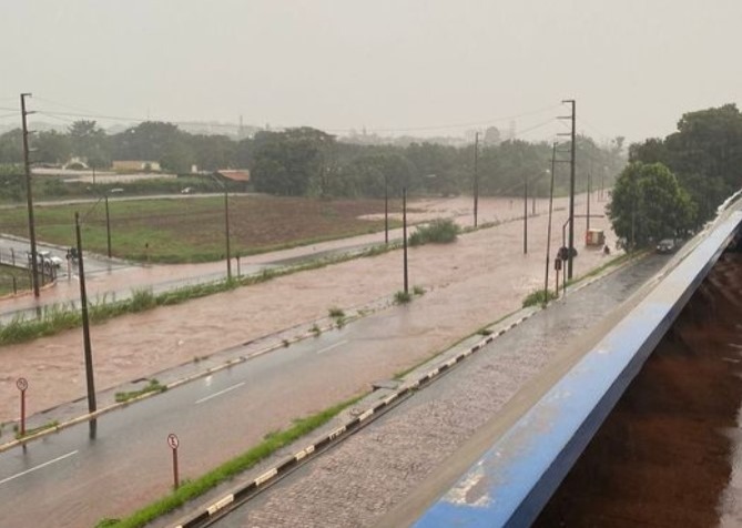 VEJA: Temporal alaga e interdita Via Expressa em Araraquara