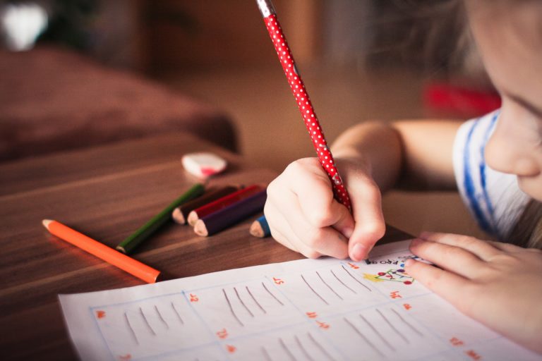 O ensino das crianças e a rotina dos pais com os estudos em casa