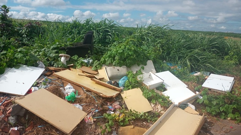 Terrenos viram lixão a céu aberto no Valle Verde