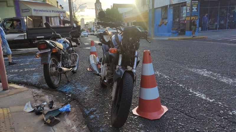 Idoso fica gravemente ferido em acidente com motos na Vila Xavier
