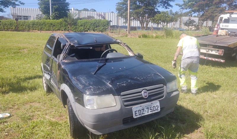 Veículo perde controle e capota em trevo de acesso à Araraquara