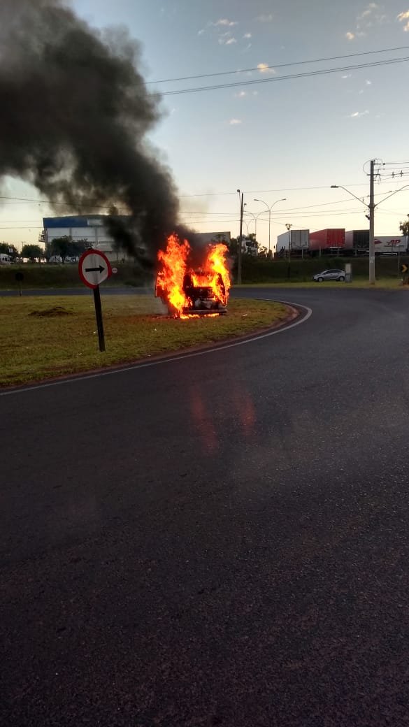 Video: Kombi pega fogo na Manoel de Abreu
