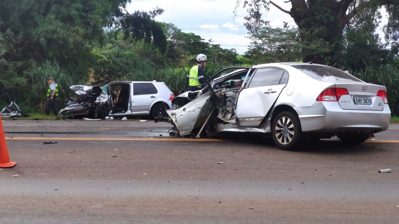 Colisão entre 3 veículos provoca morte na SP-255