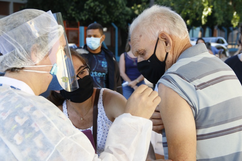 Araraquara anuncia 4ª dose da vacina contra a Covid-19 para idosos com 70 anos ou mais