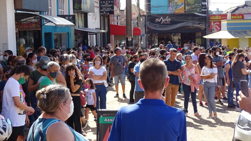 Servidores municipais fazem passeata pelo Centro e pedem reajuste salarial
