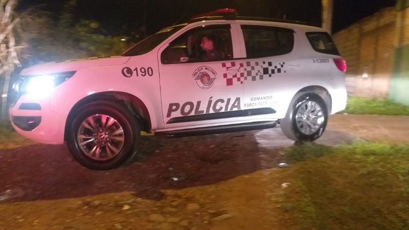 ​Dupla rouba carro e celular de jovem no Centro de Araraquara