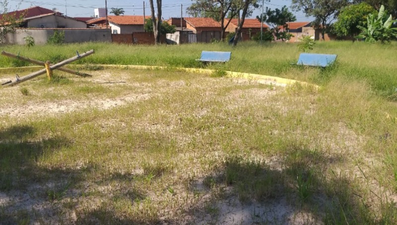 Mato toma conta de praça no Maria Luiza; Prefeitura não tem prazo para zeladoria no bairro