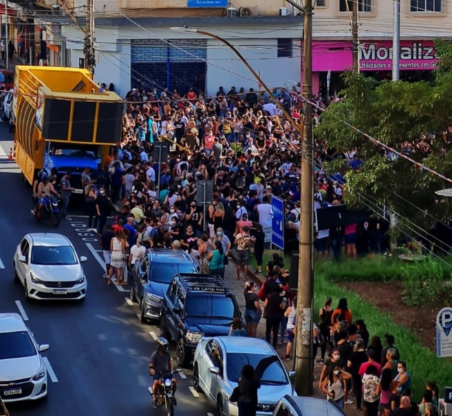 Servidores fazem manifestação em frente à Prefeitura