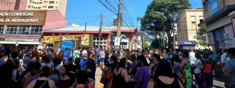 Servidores municipais se reúnem para decidir greve. Justiça exige 100% dos trabalhadores em áreas essenciais