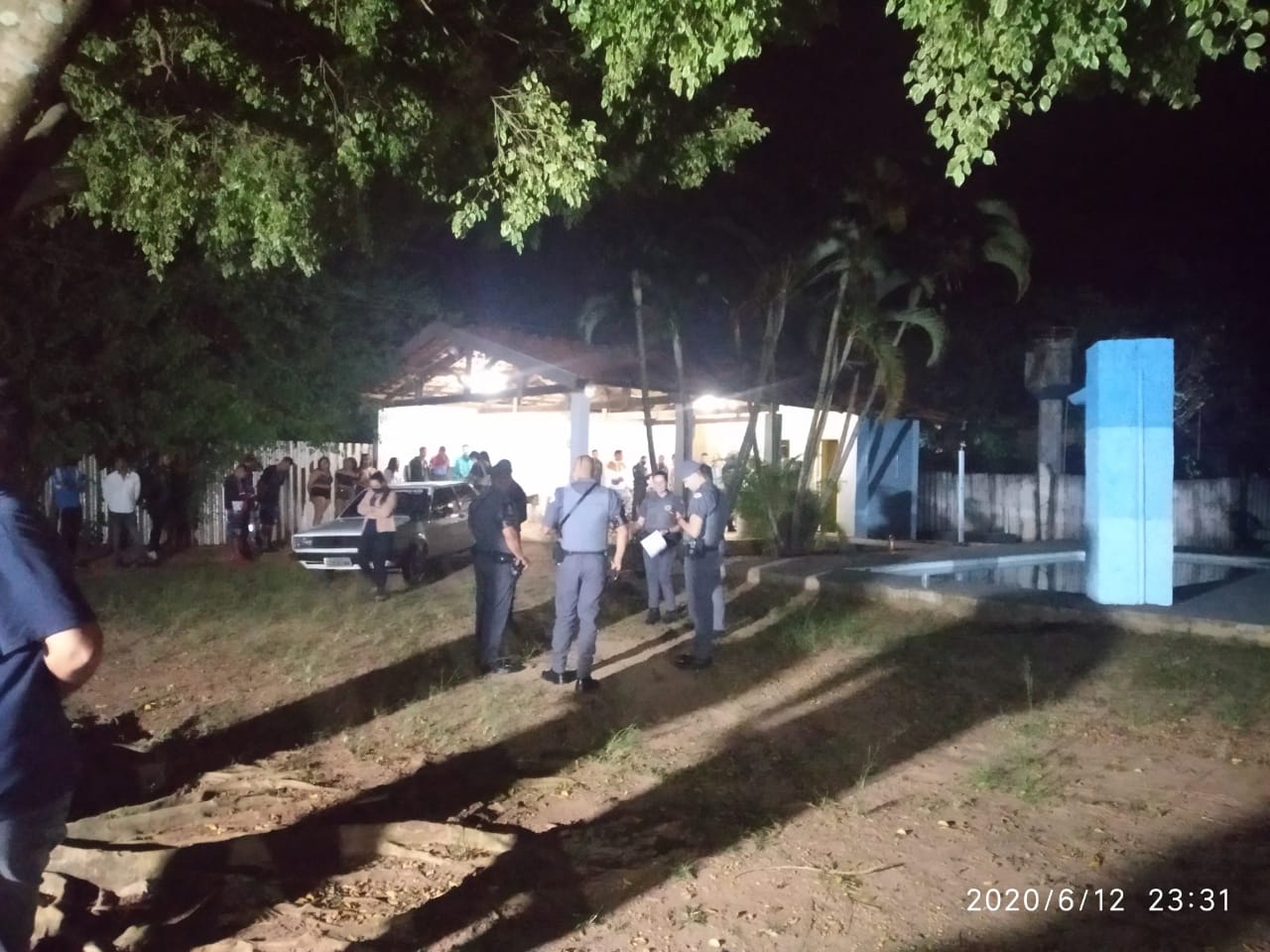 Força-tarefa acaba com "festa dos solteiros" e manda 200 pra casa