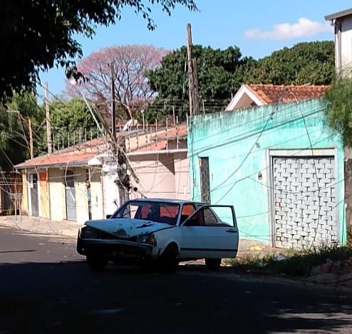 Carro bate em poste e deixa região do Jardim América sem energia