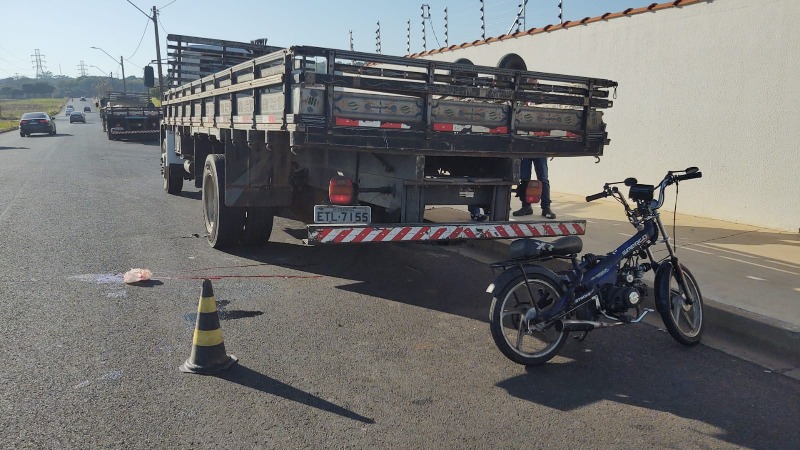 Jovem fica ferido ao bater bike elétrica em caminhão
