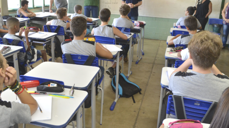 Alunos da EMEF Luís Roberto Salinas Fortes retomam as aulas presenciais nesta segunda (25)