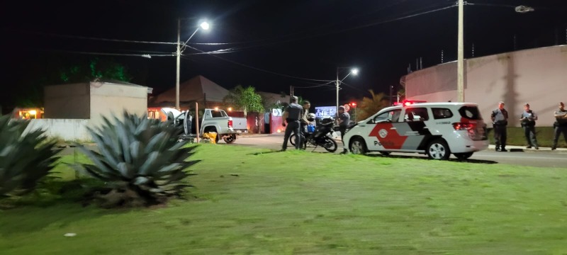Caminhonete se envolve em acidente após tentar fugir da polícia