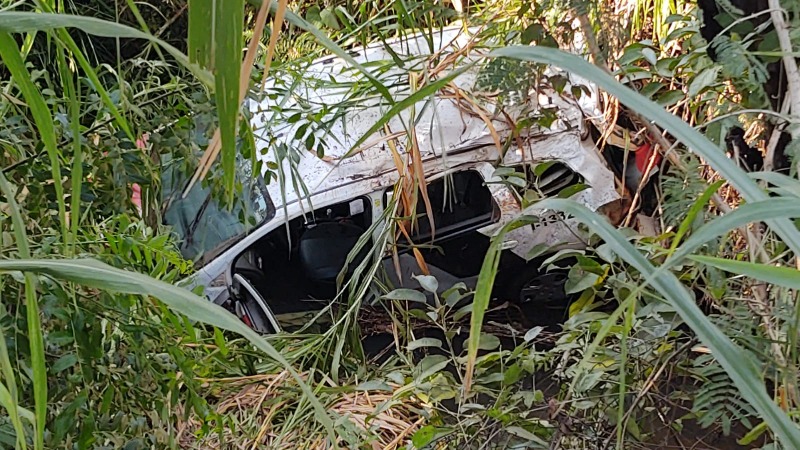 Viatura da PM desvia de carro na contramão de rodovia e cai em ribanceira