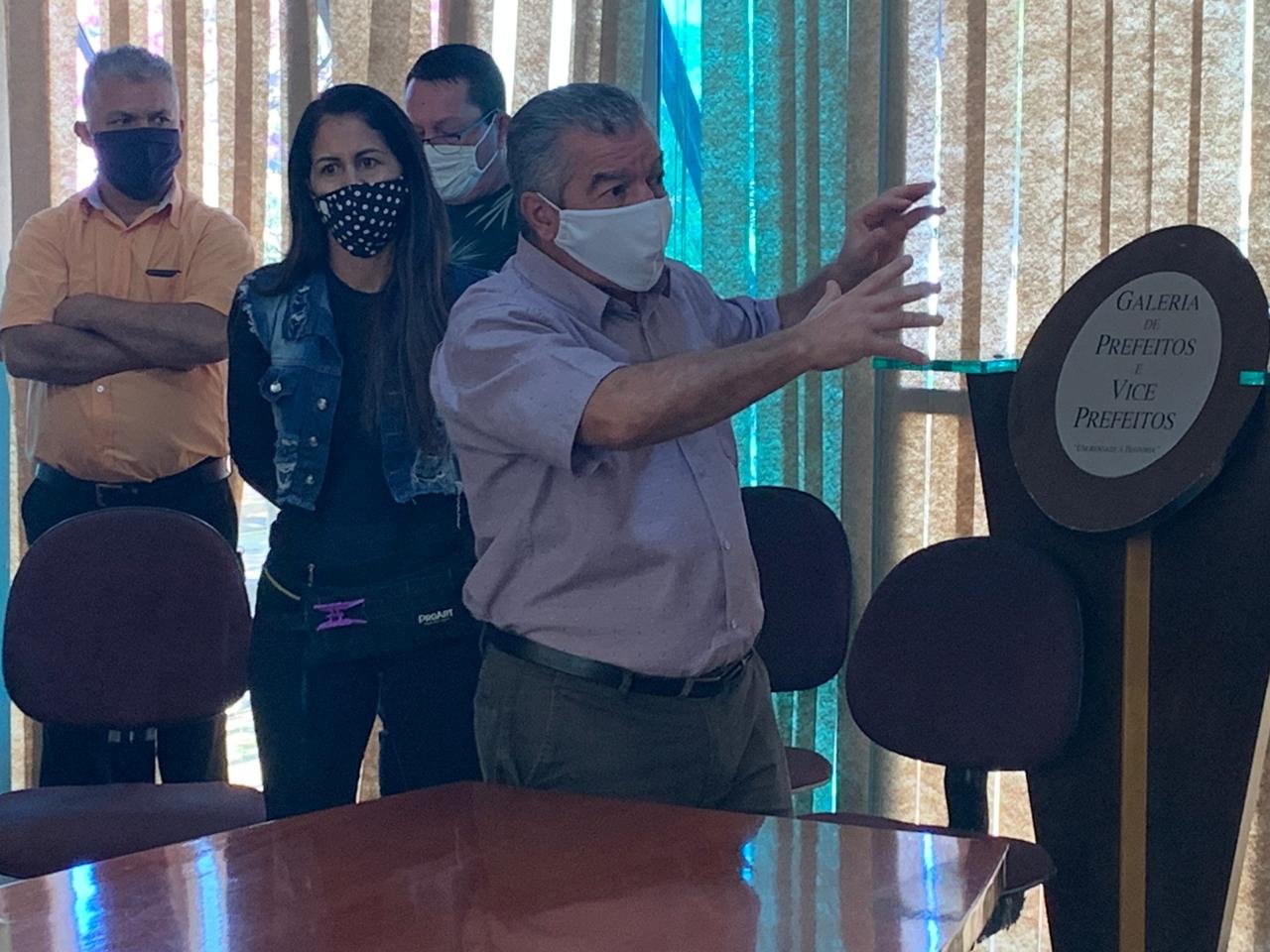 Cabeleireiros e esteticistas protestam pela reabertura de salões em Américo
