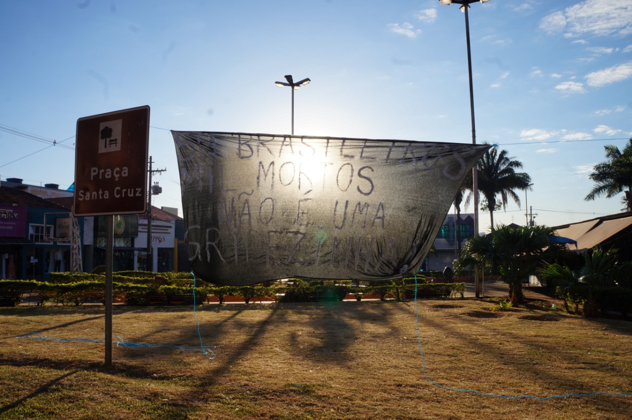 Estudantes fazem manifestação pelas vítimas do coronavírus na Praça de Santa Cruz