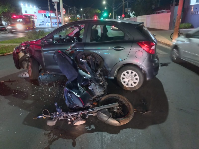 Motociclista fica ferido em grave acidente na Bento de Abreu