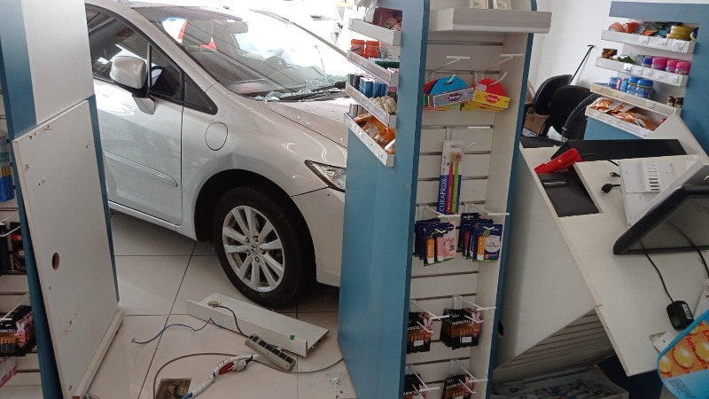 Motorista invade farmácia com carro na Bento de Abreu em Araraquara